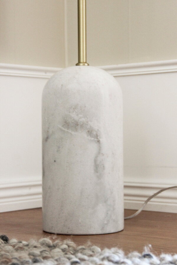 Biela mramorová základňa stojanovej lampy Torrano.