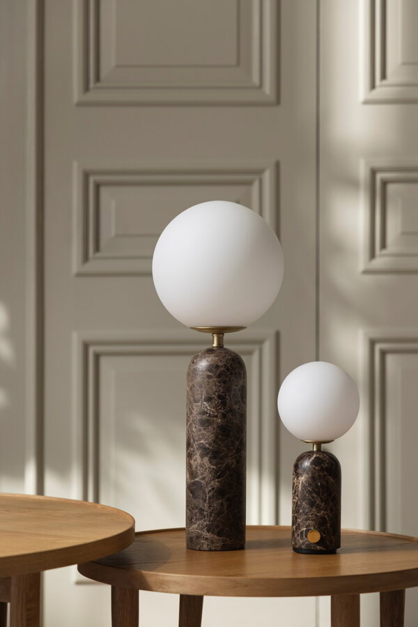 Veľká a malá stolová lampa s hnedou mramorovou základňou.