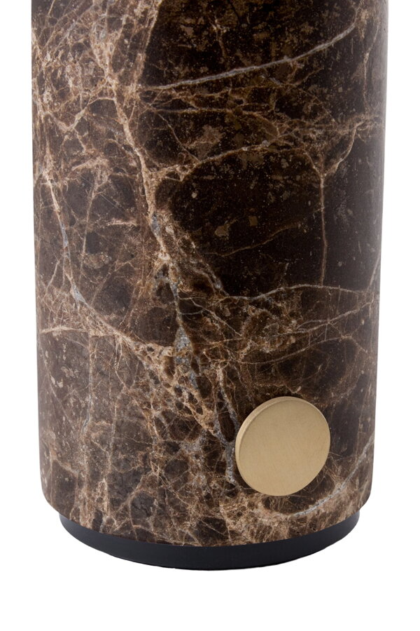 Detail na hnedú mramorovä základňu a kovový spínač.