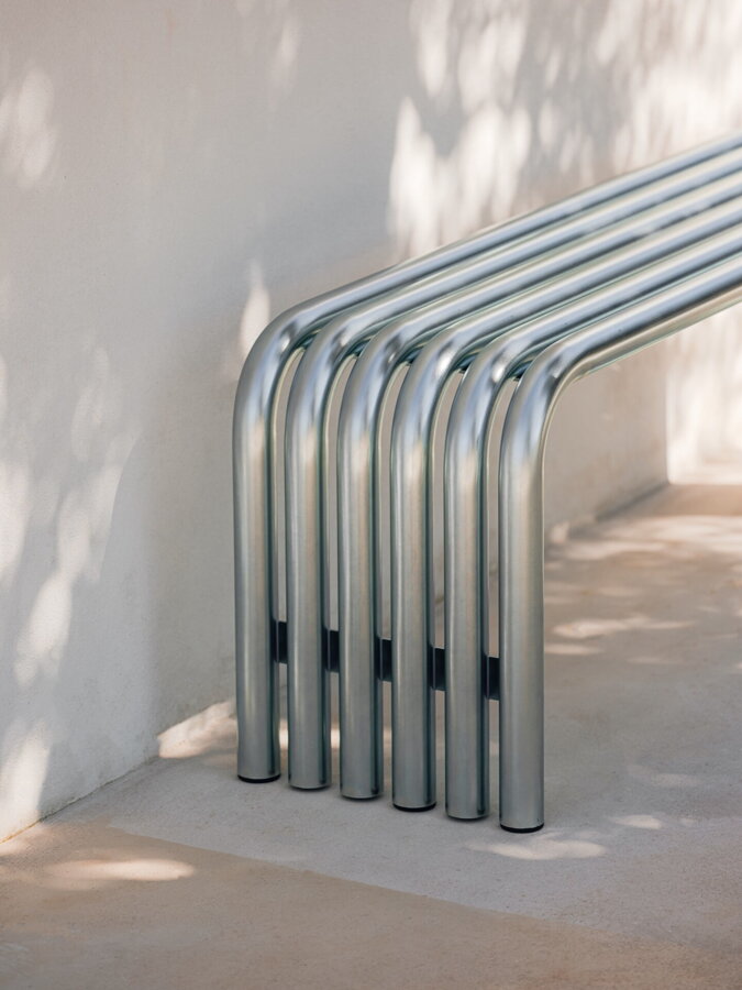 Detail galvanizovanej ocele striebornej farby.