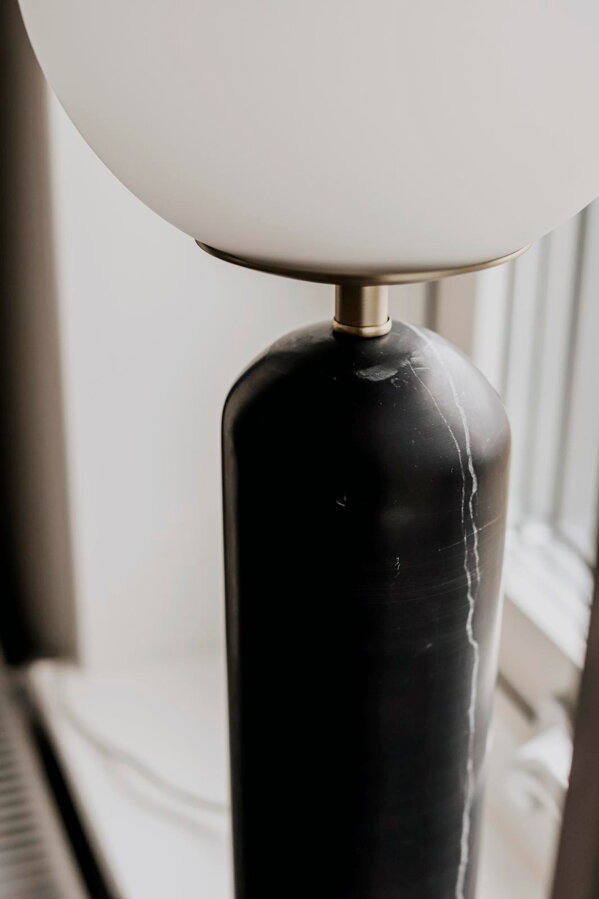 Detail na čierny mramor základne stolovej lampy Torrano.