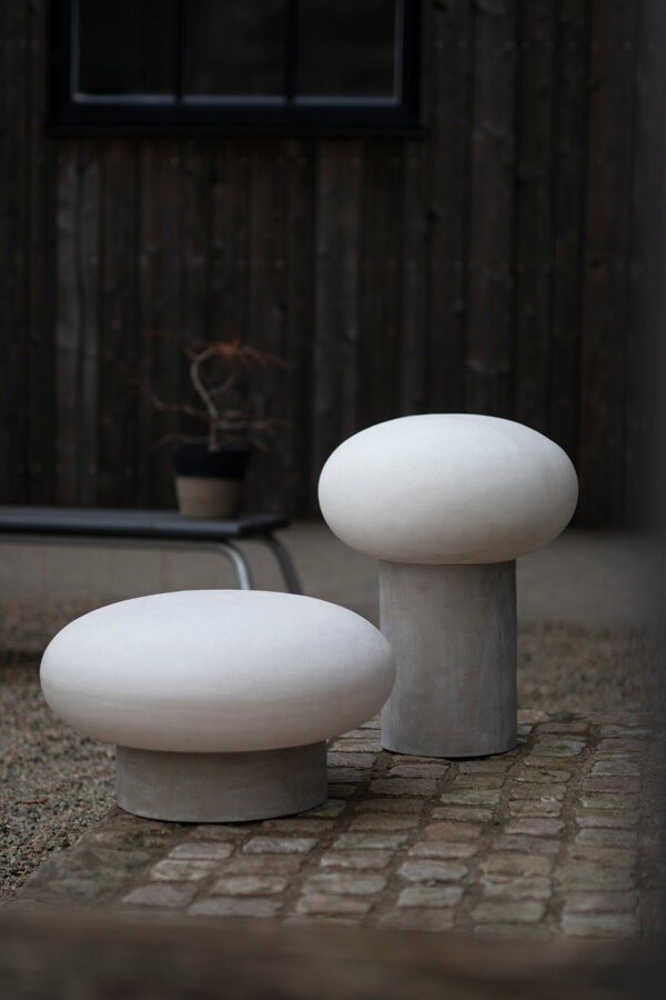 Nízka a vysoká sivá exteriérová stojanová lampa Umfors, pripomínajúce ľadovce v Laponsku.