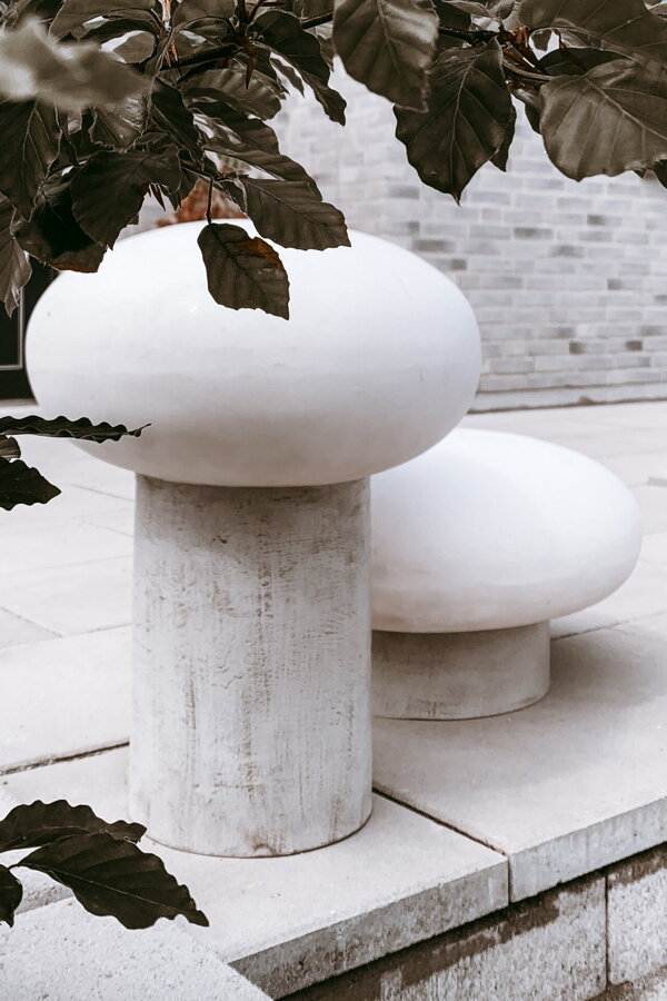 Nízka a vysoká sivá exteriérová stojanová lampa Umfors, pripomínajúce ľadovce v Laponsku.