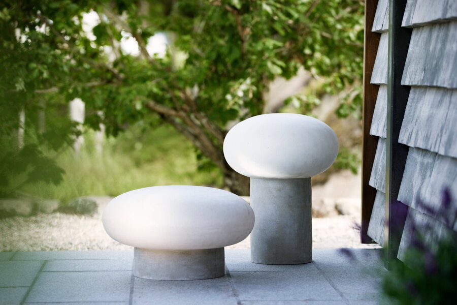 Nízka a vysoká sivá exteriérová stojanová lampa Umfors, pripomínajúce ľadovce v Laponsku, pred domom na chodníčku.