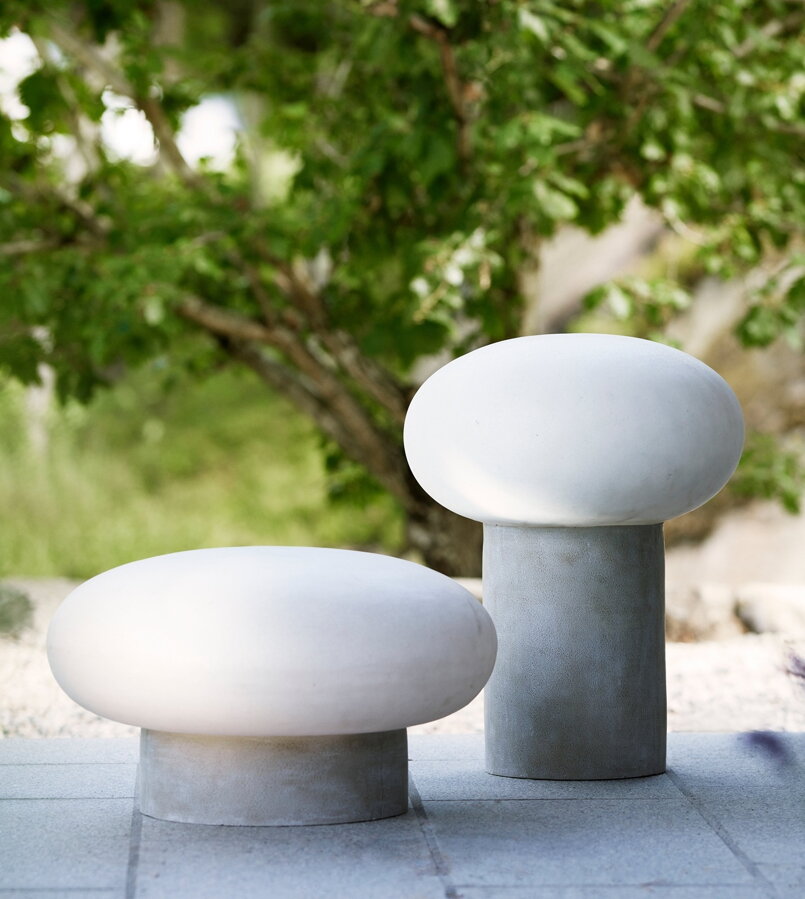 Nízka a vysoká sivá exteriérová stojanová lampa Umfors, pripomínajúce ľadovce v Laponsku, pred domom na chodníčku.