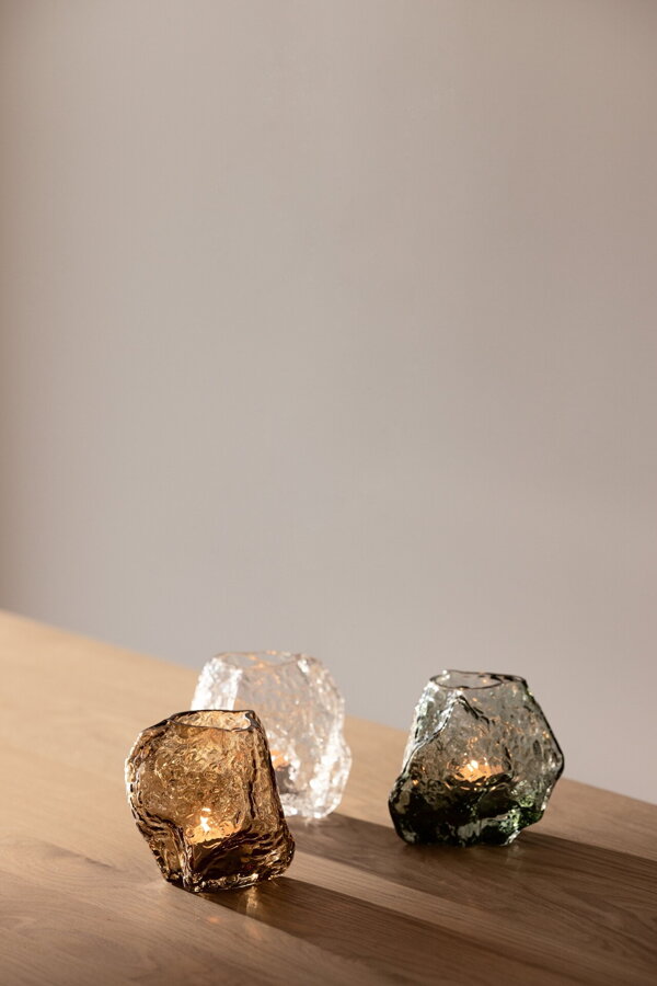 Tri svietniky Valerie z ručne fúkaného skla v zelenej, dymovej a čírej farbe.