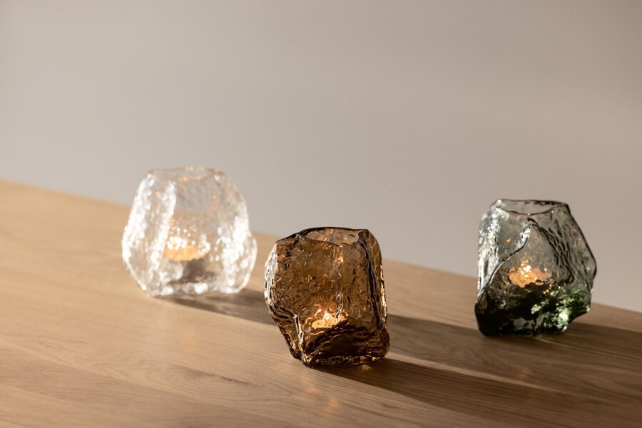 Tri svietniky Valerie z ručne fúkaného skla v zelenej, dymovej a čírej farbe.