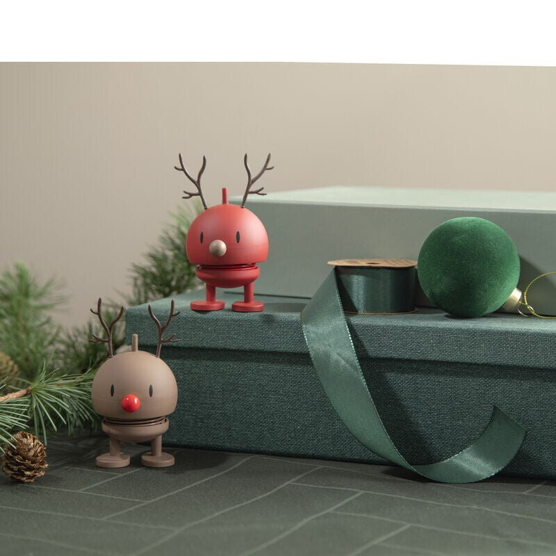 Figúrky veselých Hoptimistov na vianočnom balíčku.