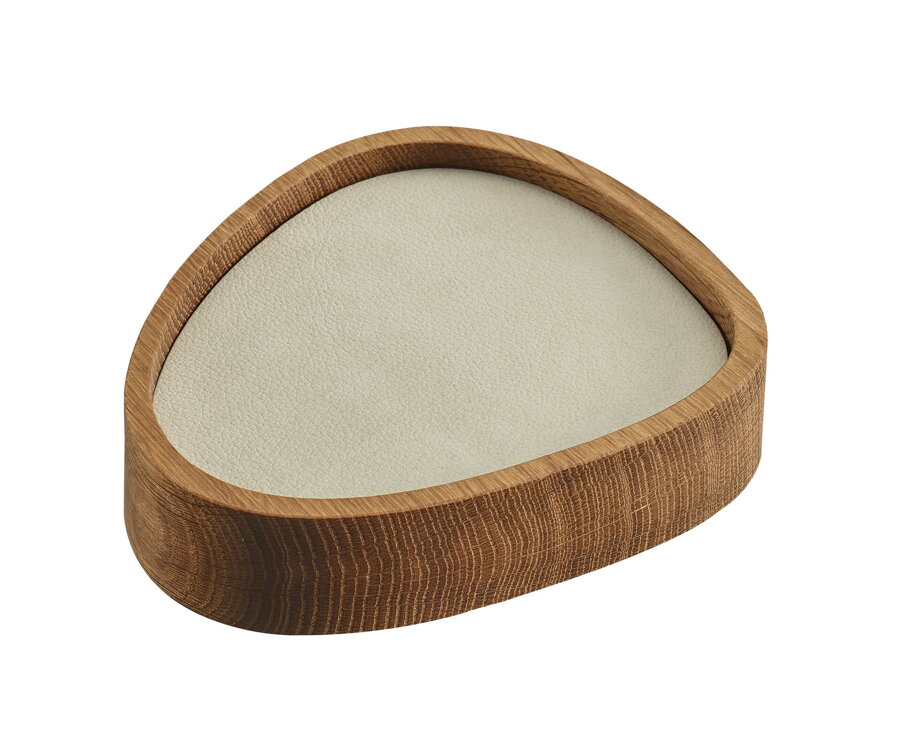 Dubový box Curve v prírodnej farbe naplnený podložkami pod poháre sivozelenej farby.