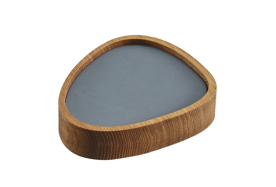 Dubový box Curve v prírodnej farbe naplnený podložkami pod poháre tmavosivej farby.