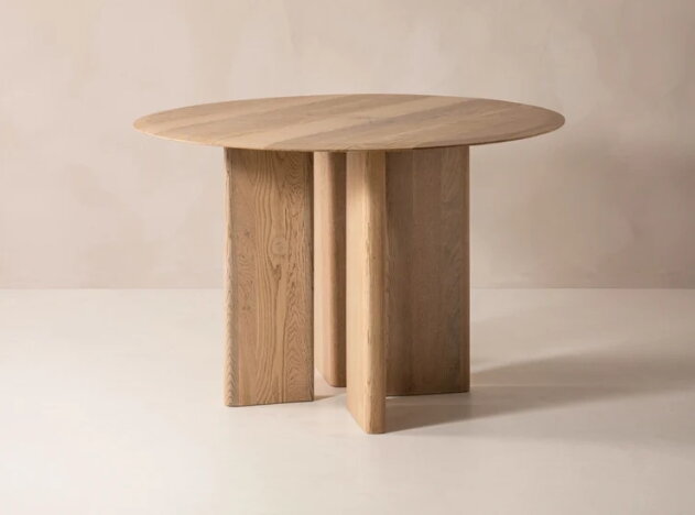 Prírodný dubový jedálenský stôl s okrúhlou stolovou doskou.