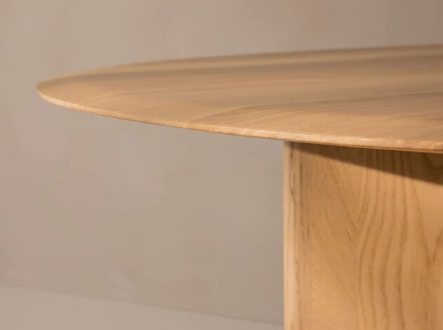 Detailný záber na oblé a mierne skorsené hrany jedálenského stola Aggie.