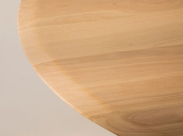 Stolová doska vyrobená z dubovej dyhy.