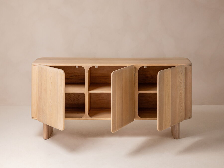 Komoda Aggie z dubového dreva prírodnej farby so šiestimi uzatvorenými policami.