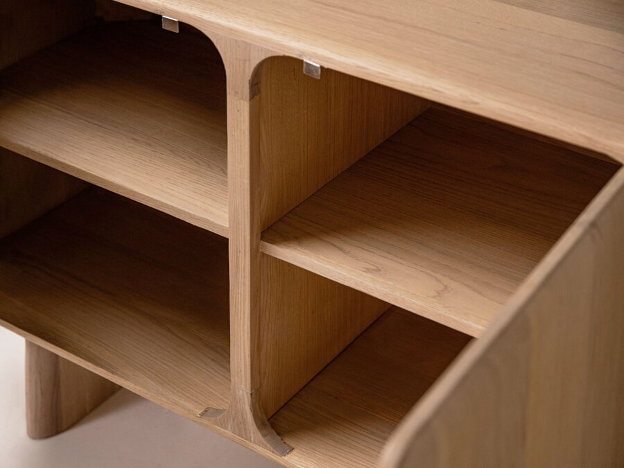 Komoda disponuje 6 uzatvorenými policami.