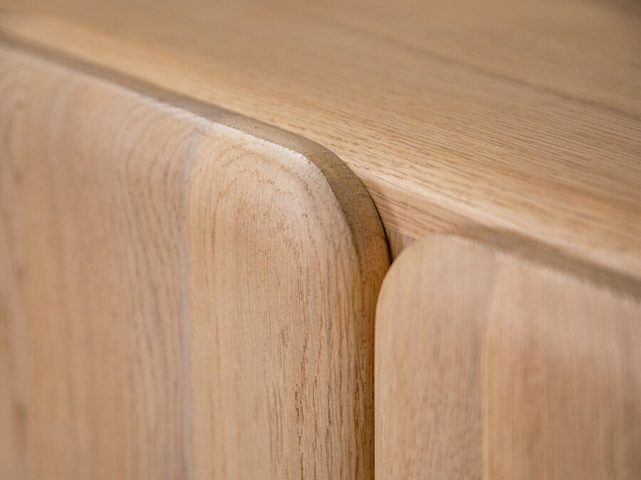 Pohľad na dubové dvierka komody v prírodnej farbe.