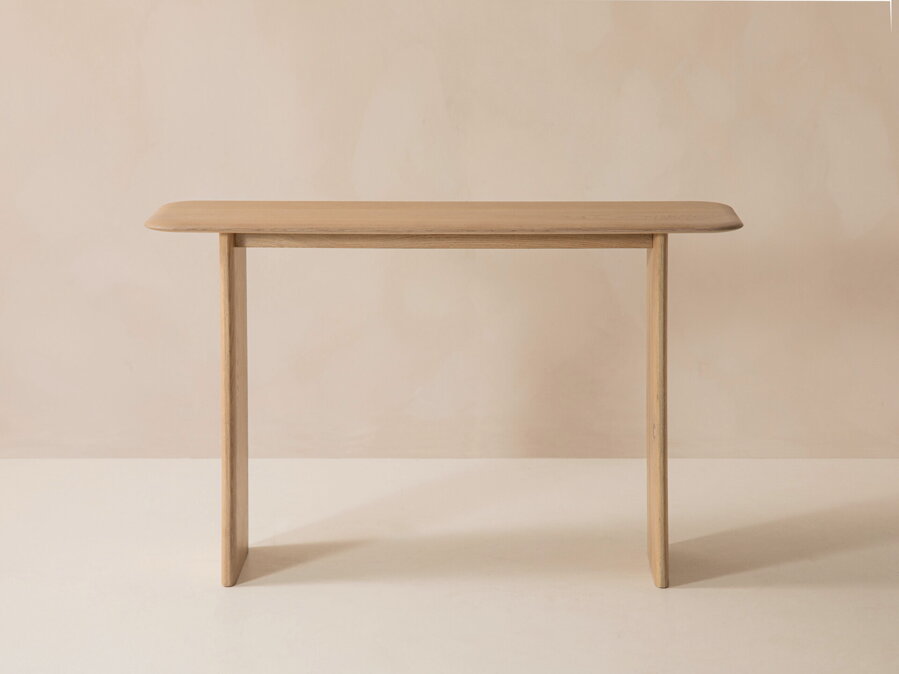 Konzolový stolík Aggie z dubového dreva prírodnej farby.