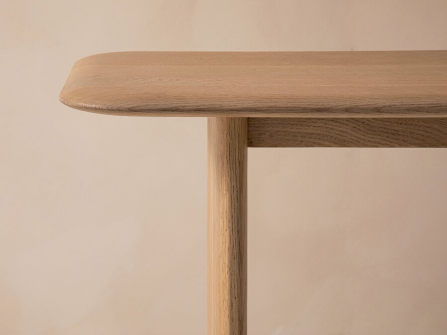 Konzolový stolík Aggie z dubového dreva prírodnej farby.