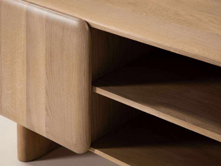 Pohľad na otvorené a uzatvorené police TV stolíka Aggie z dubového dreva.olicami.