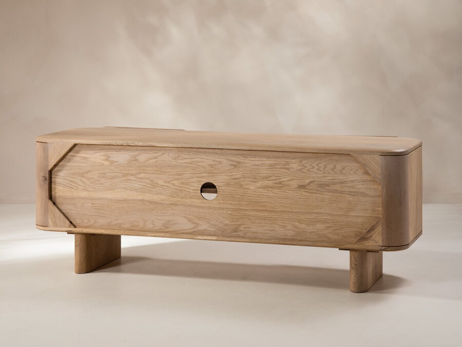 TV stolík Aggie z dubového dreva prírodnej farby so štyrmi policami a pohľad na jeho zadnú stranu.