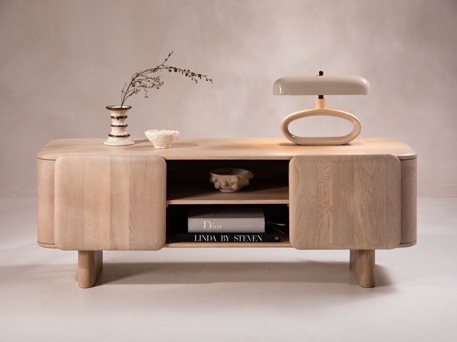 TV stolík Aggie z dubového dreva prírodnej farby s 2 otvorenými a 2 uzatvorenými policami.