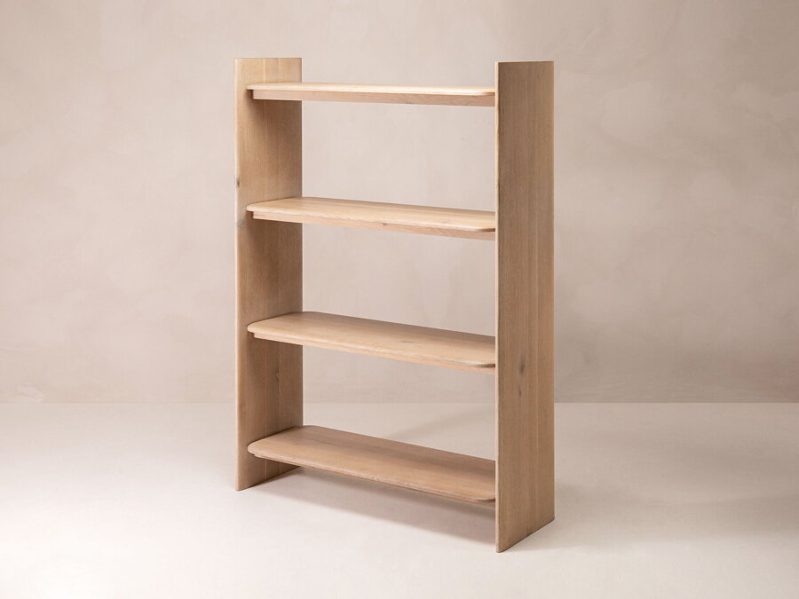 Knižnica Aggie z dubového dreva prírodnej farby so štyrmi otvorenými policami.