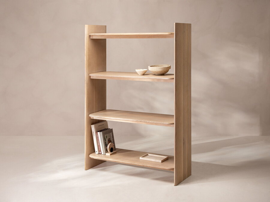 Dubová knižnica so štyrmi policami, na ktorých sú knihy a rôzne dekoračné predmety.