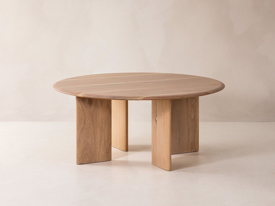 Okrúhly konferenčný stolík Aggie z dubového dreva prírodnej farby.
