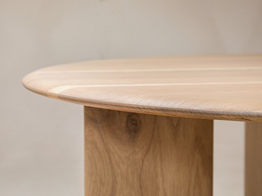 Okrúhly konferenčný stolík Aggie z dubového dreva prírodnej farby.