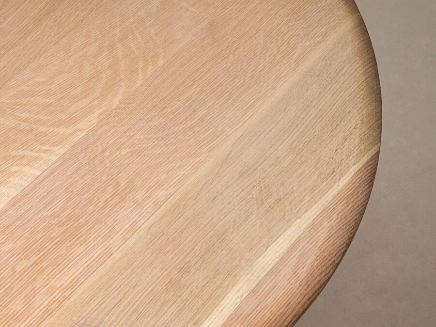 Detailný záber na dubovú stolovú dosku konferenčného stolíka.