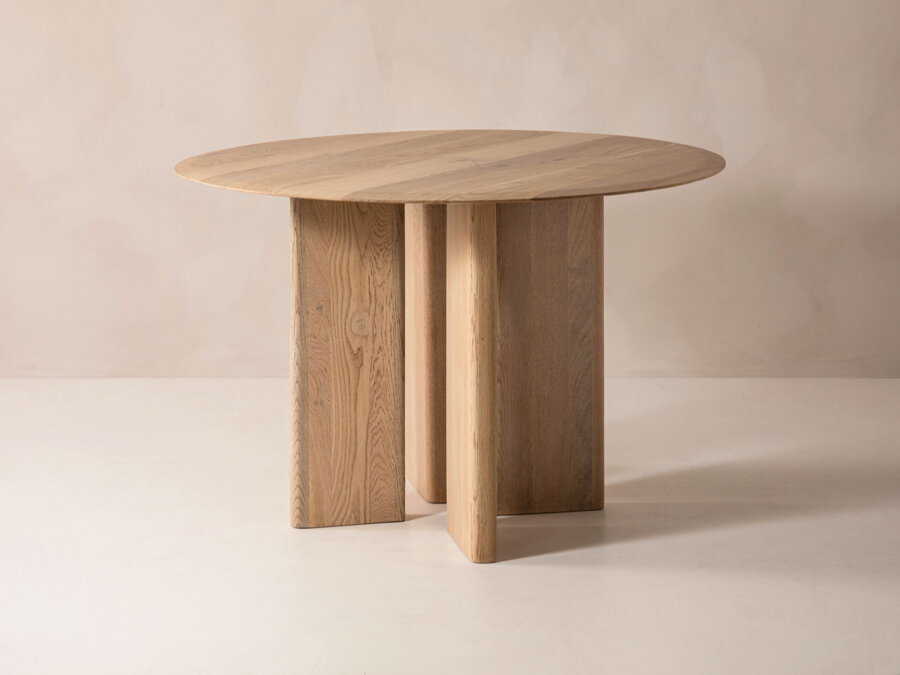 Prírodný dubový jedálenský stôl s okrúhlou stolovou doskou.