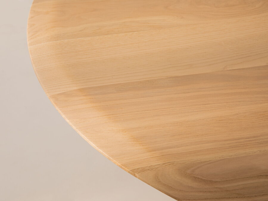 Stolová doska vyrobená z dubovej dyhy.