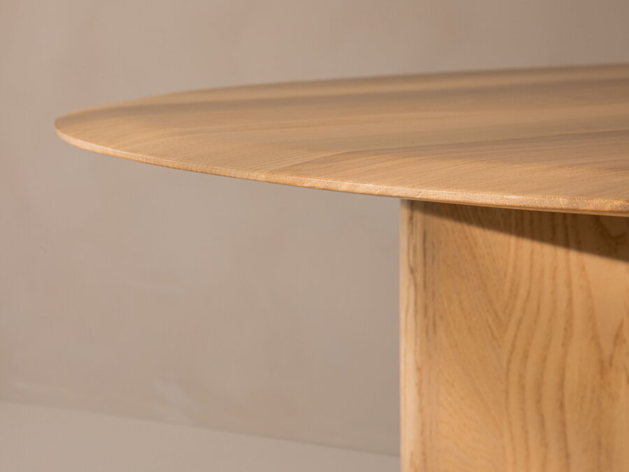 Detailný záber na oblé a mierne skorsené hrany jedálenského stola Aggie.