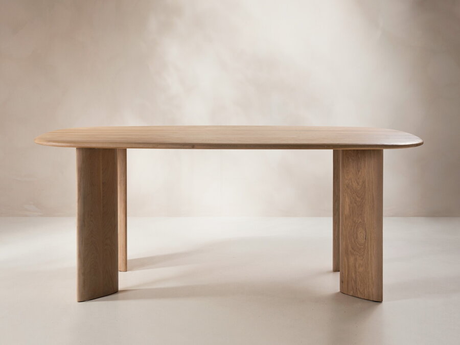 Obdĺžnikový jedálenský stôl Aggie z dubového dreva prírodnej farby.