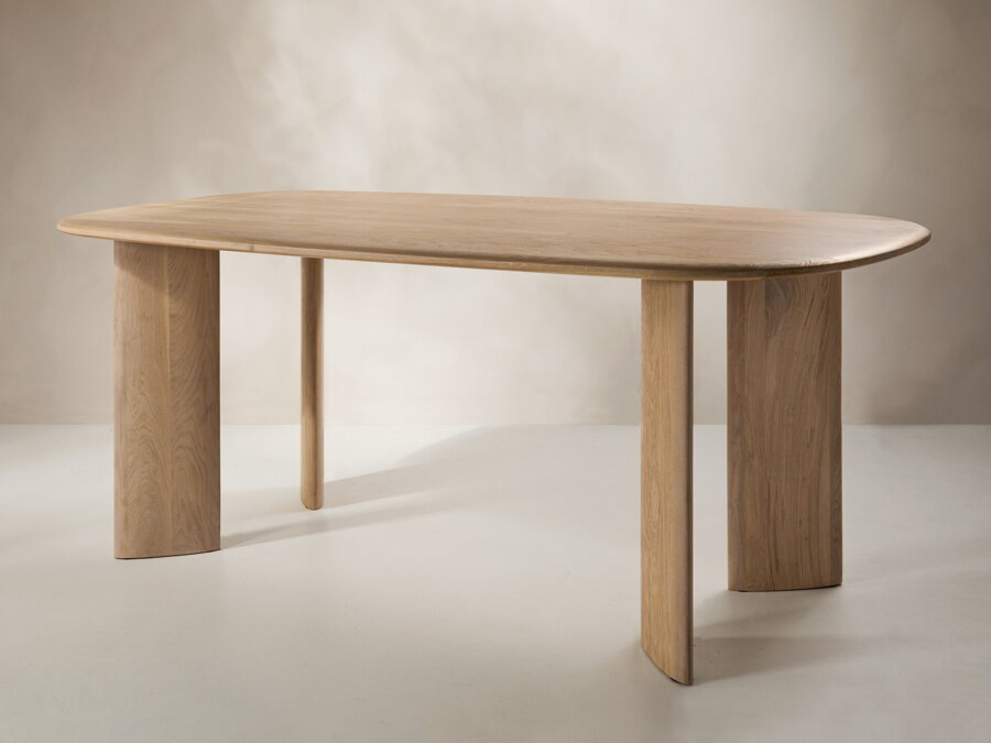 Obdĺžnikový jedálenský stôl Aggie z dubového dreva prírodnej farby.