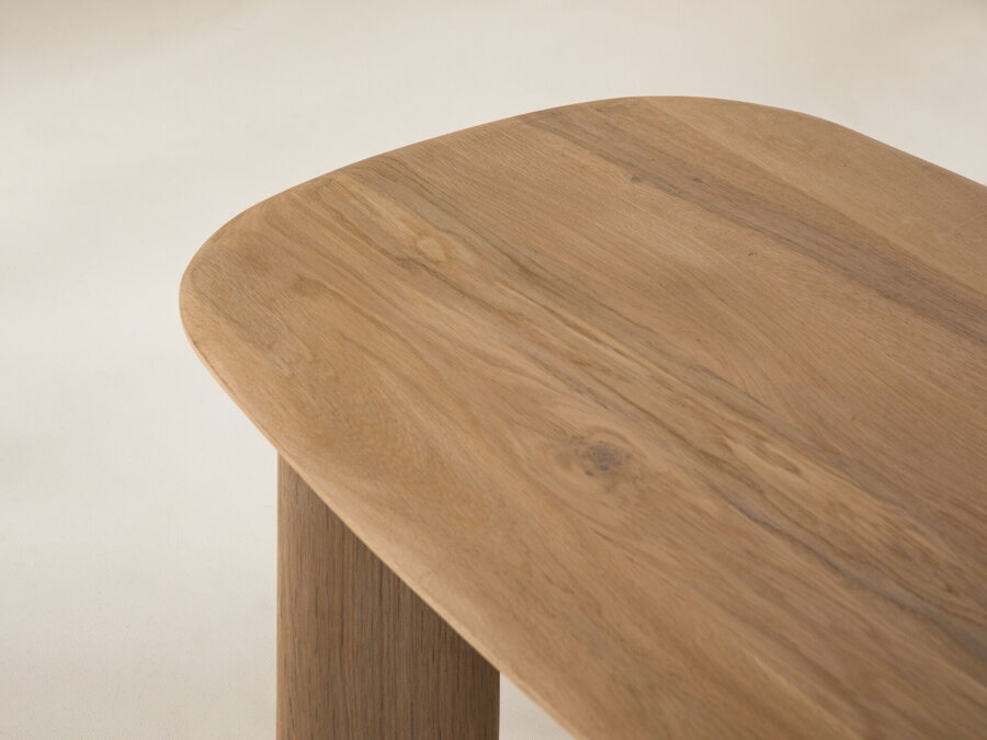 Pohľad na dubovú stolovú dosku jedálenského stola prírodnej farby.