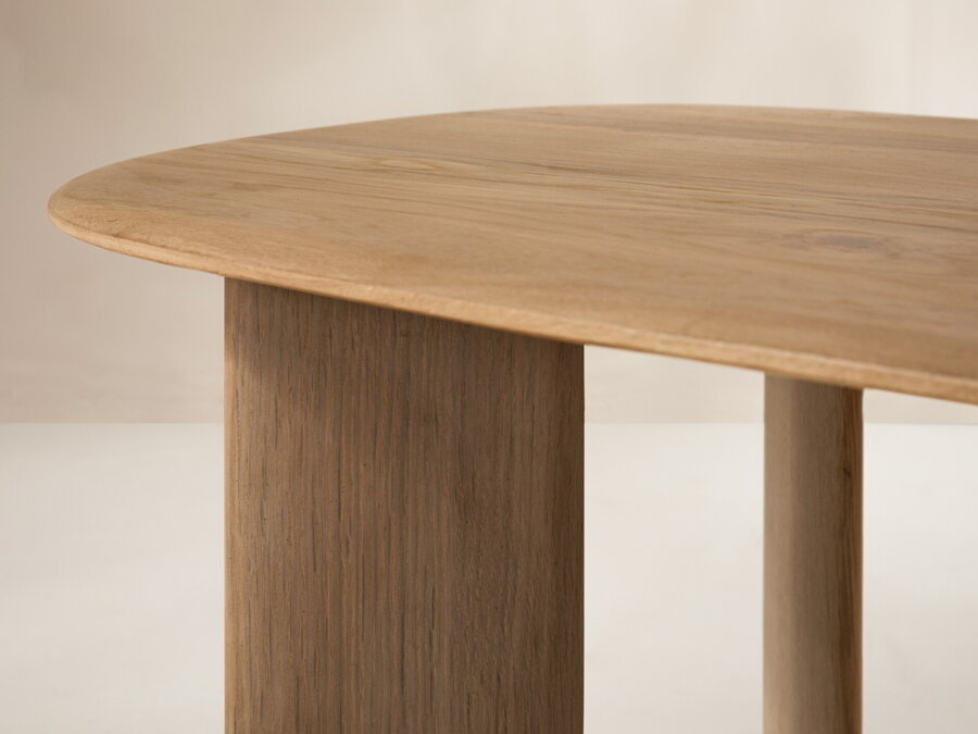 Pohľad na dubové nohy a stolovú dosku jedálenského stola v prírodnej farbe.