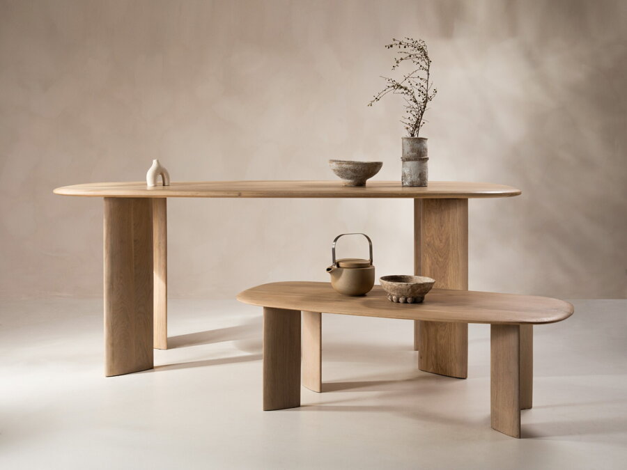 Konferenčný stolík a jedálenský stôl z kolekcie Aggie z prírodného dubového dreva.