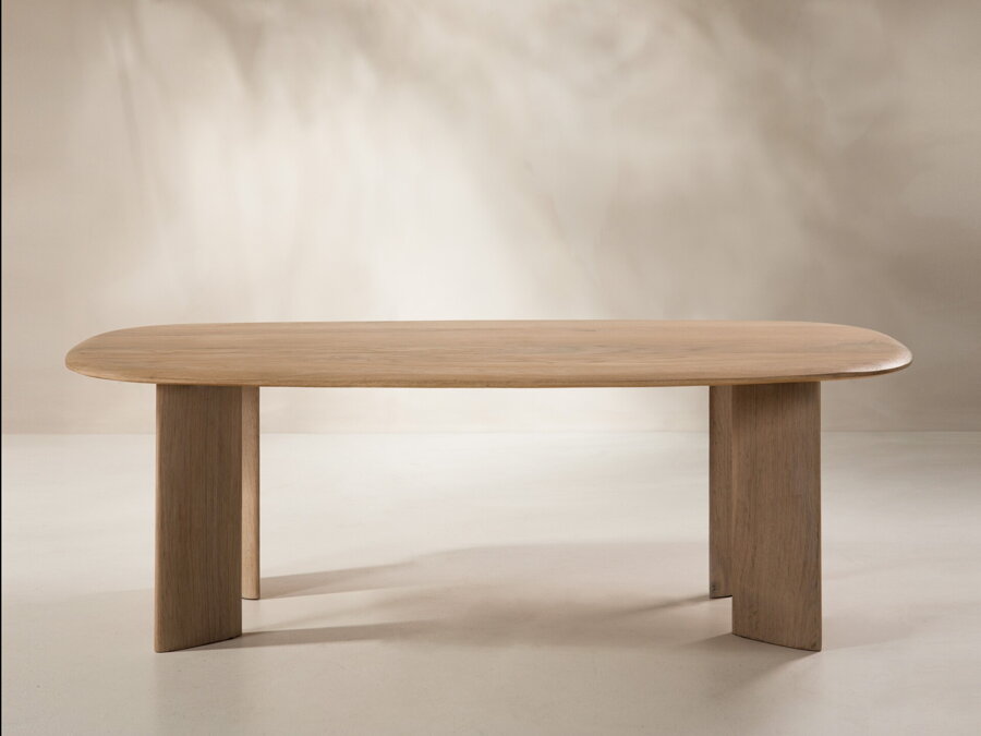 Konferenčný stolík Aggie z dubového dreva prírodnej farby s obdĺžnikovou stolovou doskou.