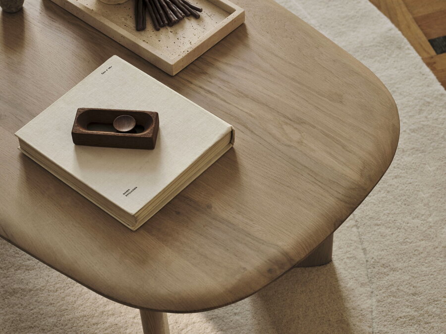 Detail na dubovú stolovú dosku konferenčného stolíka.