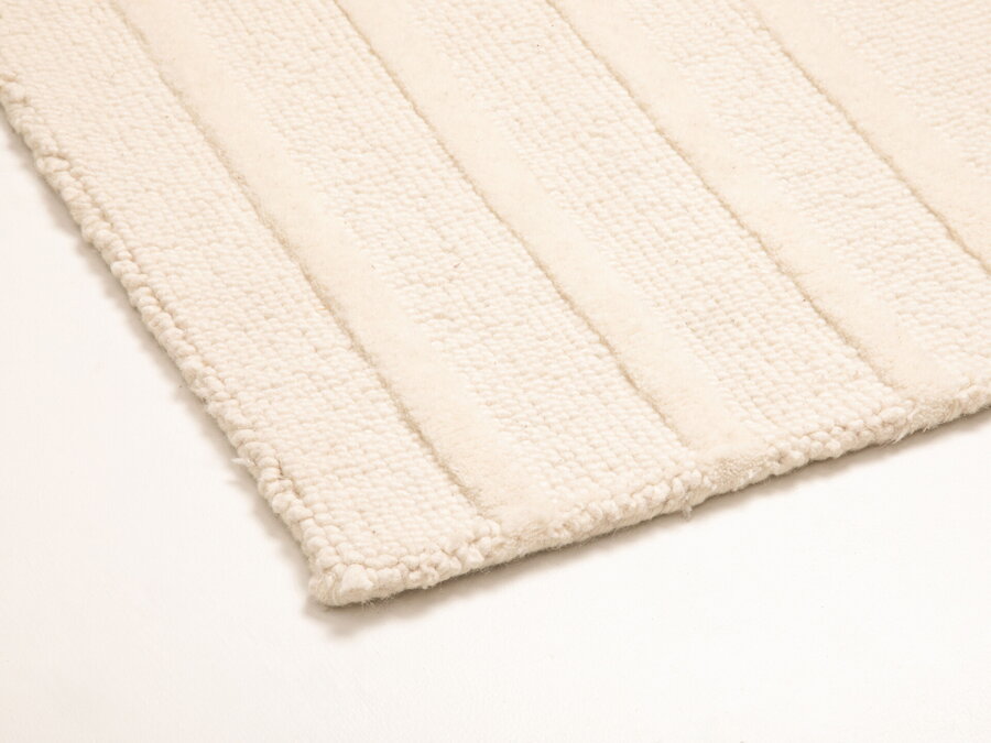 Koberec Athia v rozmere 160 x 230 cm, z prírodnej vlny béžovej farby.