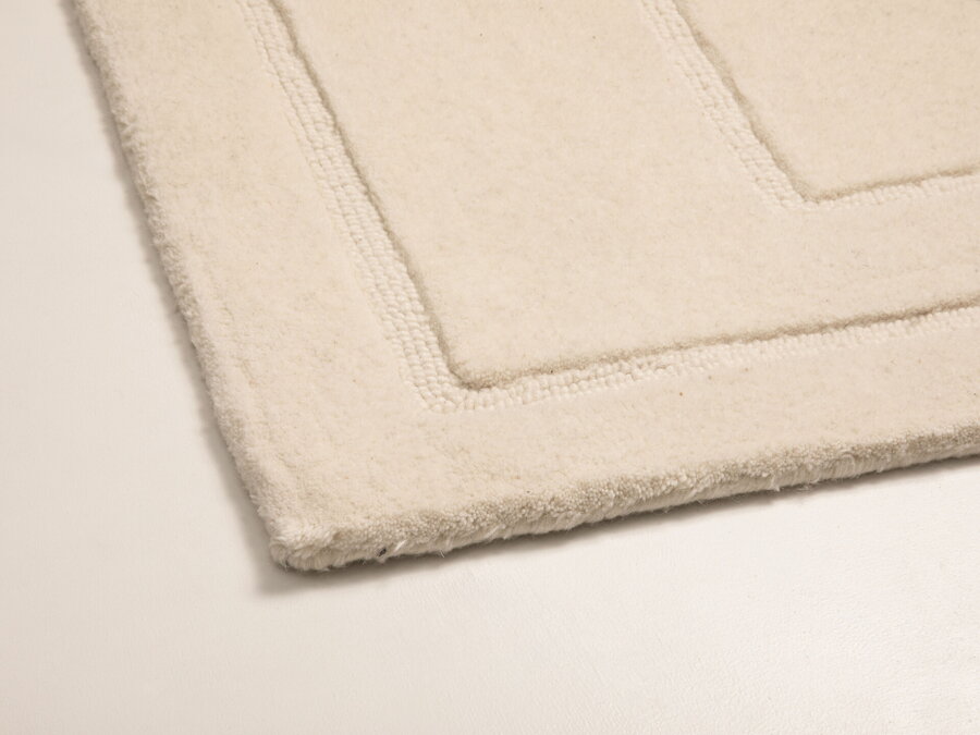 Béžový koberec Athia má dizajn s rôznou dĺžkou vlasu.