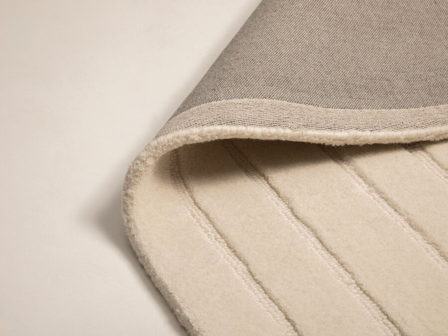 Pohľad na spodnú stranu koberca.