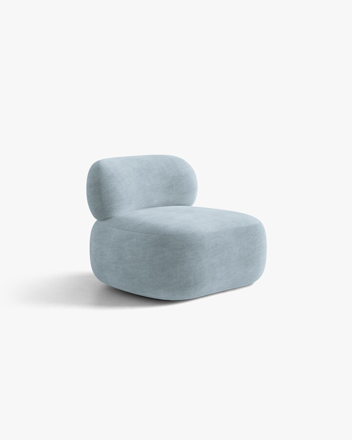 Kreslo Aura v čalúnení Chenille (Golden) vo farbe Pastel Blue.