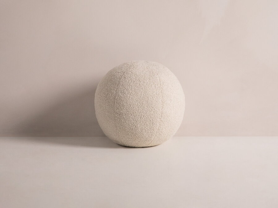 Dekoratívny vankúš Ball s poťahom z modernej tkaniny Boucle béžovej farby.
