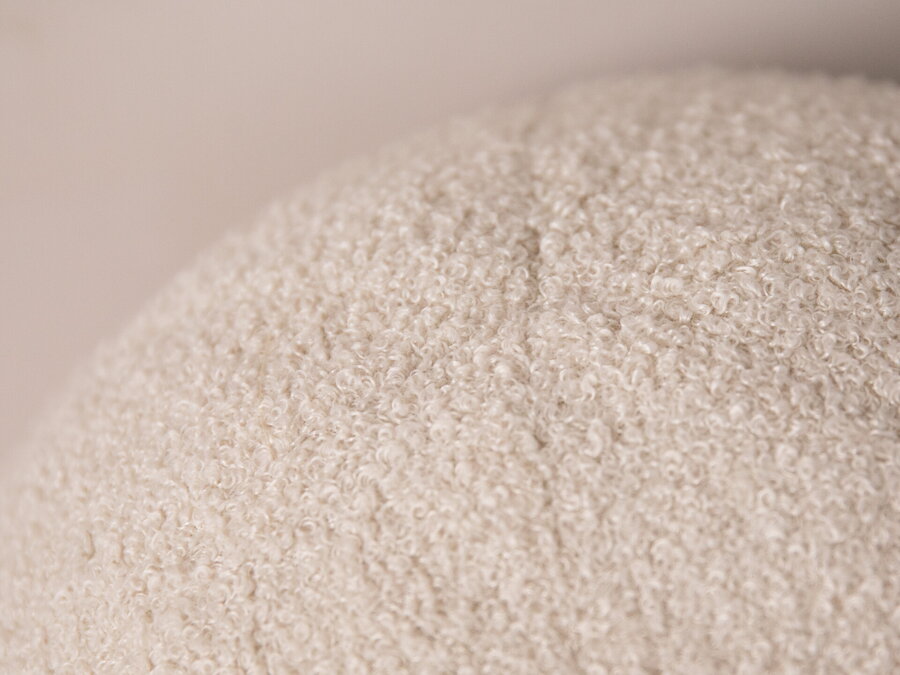 Detail na štruktúry tkaniny Boucle, u ktorej je vyrobený poťah vankúša Ball.