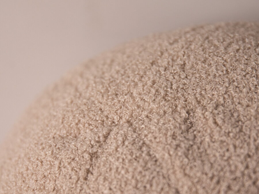Detail na slučkovú štruktúru tkaniny boucle, z ktorej je vyrobený poťah vankúša.