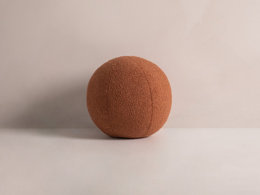 Oranžovohnedý dekoratívny vankúš Ball s poťahom z modernej tkaniny Boucle.