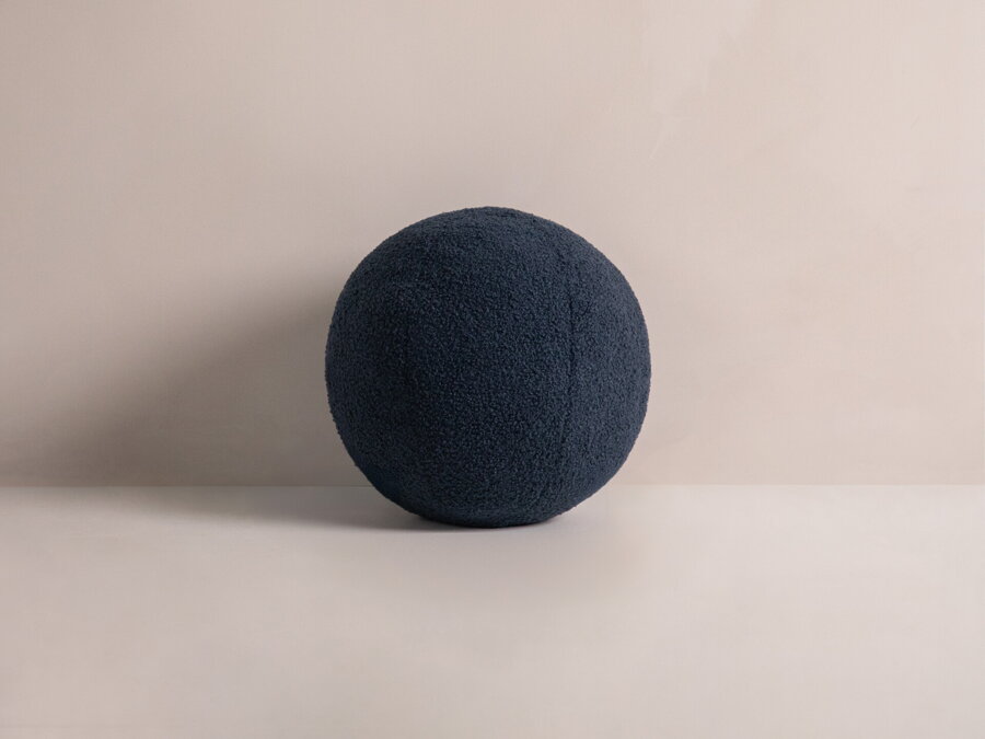 Dekoratívny vankúš Ball s poťahom z modernej tkaniny Boucle tmavomodre farby.