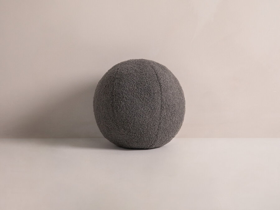 Dekoratívny vankúš Ball s poťahom z modernej tkaniny Boucle sivej farby.